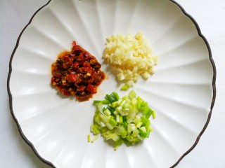 3、好吃到哭的凉拌狼牙土豆,葱蒜切末。