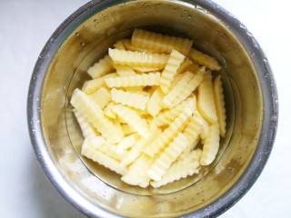 4、好吃到哭的凉拌狼牙土豆,土豆清洗掉多余淀粉。