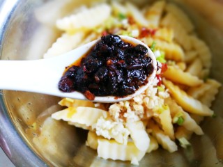 9、好吃到哭的凉拌狼牙土豆,一勺辣椒酱。