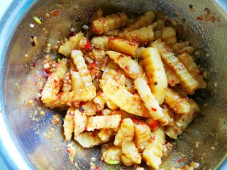 10、好吃到哭的凉拌狼牙土豆,一勺白芝麻➕一勺鸡精➕一勺香油拌匀静置10分钟待其入味，超简单好吃的凉拌狼牙土豆就做好啦。