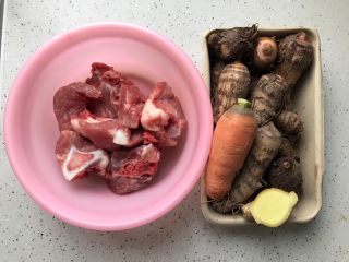 1、胡萝卜芋艿排骨汤,首先我们准备好所有食材