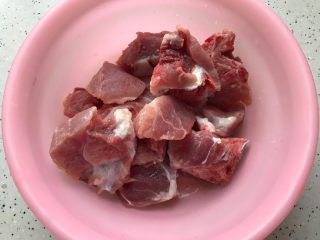 2、胡萝卜芋艿排骨汤,排骨洗净剁成小块