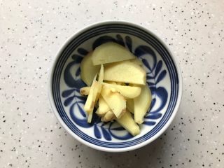 3、胡萝卜芋艿排骨汤,生姜去皮洗净之后切成片
