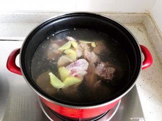 6、胡萝卜芋艿排骨汤,放入排骨