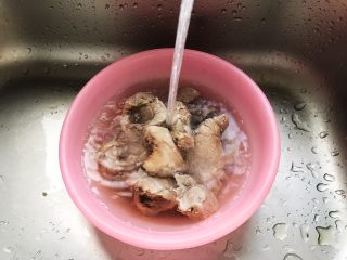 8、胡萝卜芋艿排骨汤,煮好的排骨用流动水冲洗干净浮沫,生姜片就不要了