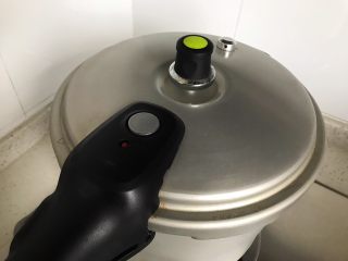 11、胡萝卜芋艿排骨汤,盖上锅盖,大火开煮