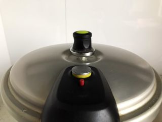 12、胡萝卜芋艿排骨汤,待高压锅气阀上升,转小火煮20-25分钟