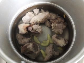 10、胡萝卜芋艿排骨汤,加适量清水