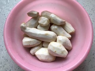 14、胡萝卜芋艿排骨汤,去皮