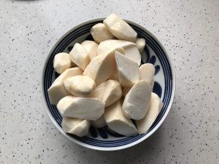 15、胡萝卜芋艿排骨汤,切块,不要切的太小,以免煮制过程中都烂掉