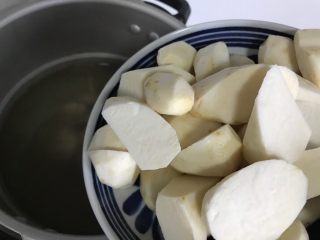 17、胡萝卜芋艿排骨汤,20-25分钟之后加入芋艿