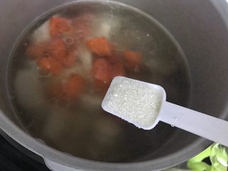 21、胡萝卜芋艿排骨汤,加一丢丢细砂糖,盖上锅盖,继续煮10-15分钟