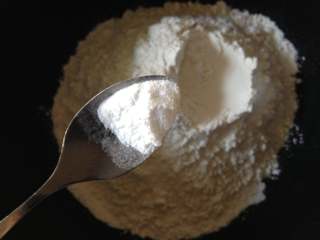 1、香脆小麻花,面粉里放入糖和小苏打，混合均匀