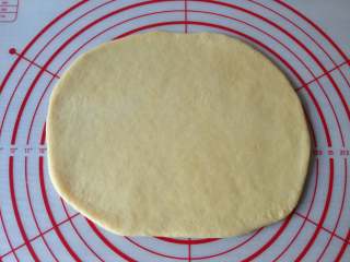 5、香脆小麻花,将醒好的面团擀成长方形