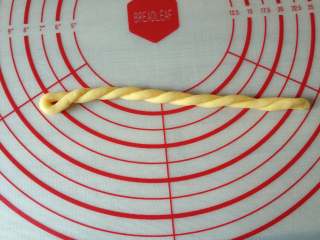 8、香脆小麻花,用左手的手指套进面条一头不动，右手超一个方向搓，使两股缠绕在一起（如图）