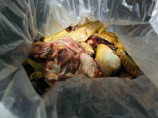 1、笋干老鸭汤,鸭肉取出解冻；