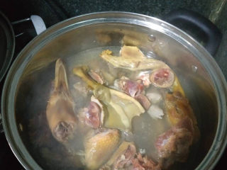 2、笋干老鸭汤,加料酒姜片将鸭肉焯水；