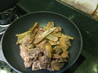 3、笋干老鸭汤,放入锅中炒香；