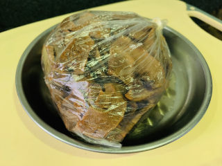 4、笋干老鸭汤,笋干取出解冻，我这是之前已经泡好的笋干，如果没泡好，要提前泡软笋干；