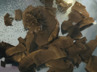 6、笋干老鸭汤,锅中水冒小泡，即可加入笋干；