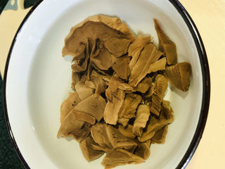 8、笋干老鸭汤,捞出，浸泡在清水中；