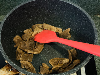 10、笋干老鸭汤,将笋干炒香；