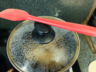 12、笋干老鸭汤,开大火，盖锅盖；