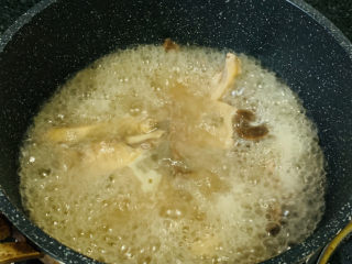 13、笋干老鸭汤,煮沸，转小火焖煮45分钟；