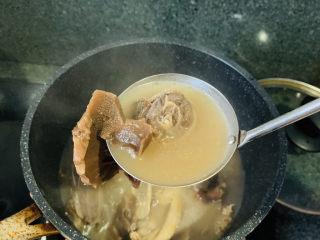 14、笋干老鸭汤,鸭汤浓稠即可；