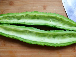 2、苦瓜炒蛋,苦瓜对半切开，去籽。