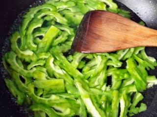 7、苦瓜炒蛋,锅内放清水，放一小勺盐，放几滴油，水开后放入苦瓜焯水两分钟。