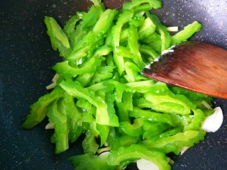 11、苦瓜炒蛋,倒入苦瓜。