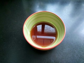 6、虎皮青椒,准备一个小碗，将白糖，料酒，香醋，味极鲜酱油放入碗中，再加三勺清水拌匀。