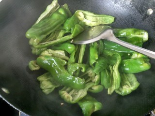 9、虎皮青椒,将青椒煸炒至七成熟，盛出。