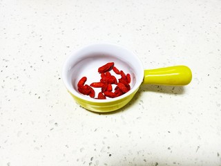 2、苹果雪梨汤,枸杞准备好