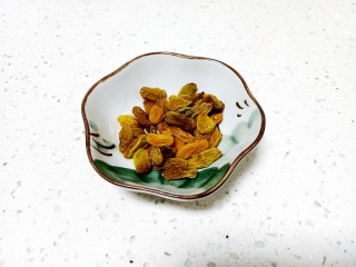 3、苹果雪梨汤,葡萄干准备好