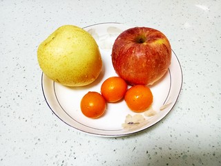 4、苹果雪梨汤,苹果、梨、金桔洗净