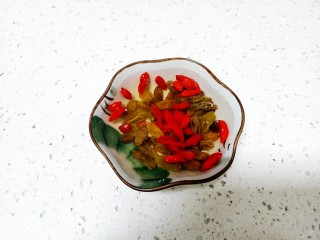 5、苹果雪梨汤,葡萄干、桂圆、枸杞洗净