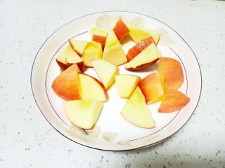 6、苹果雪梨汤,苹果切块