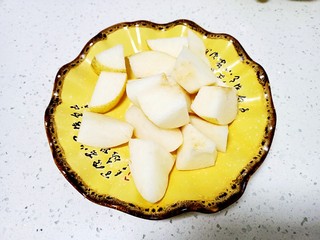 7、苹果雪梨汤,梨切块