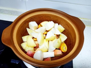 8、苹果雪梨汤,苹果、梨放入砂锅中
