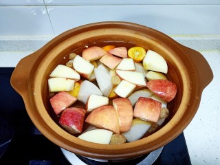 9、苹果雪梨汤,加入清水