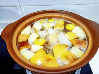 10、苹果雪梨汤,大火煮开