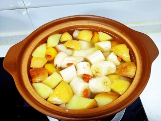 12、苹果雪梨汤,放入葡萄干、枸杞、香蕉、冰糖