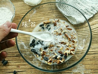 6、全麦核桃面包,加上一点点盐。