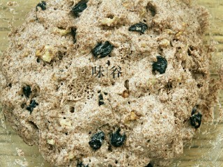 11、全麦核桃面包,发酵至2倍大时揉几下挤出起泡。