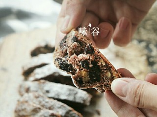 16、全麦核桃面包,掰开面包，能看到里面的黑加仑葡萄干和核桃。