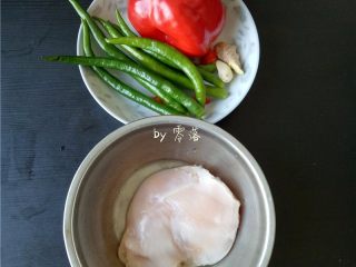 1、辣子鸡丁,备好食材：甜椒，二荆条，鸡胸肉，老姜，大蒜；甜椒去蒂去籽，食材分别洗净