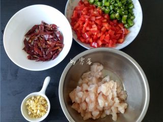 2、辣子鸡丁,甜椒切丁，二荆条切圈，鸡胸肉切丁；姜蒜切粒；干辣椒剪斜段，备好花椒