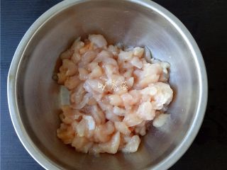 3、辣子鸡丁,鸡胸肉调入适量盐，料酒，淀粉，抓匀备用